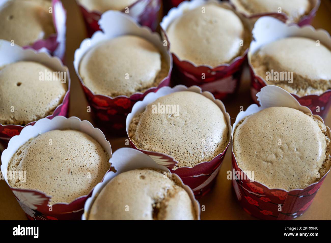Une pile de cupcakes fraîchement cuits au goût du café Banque D'Images