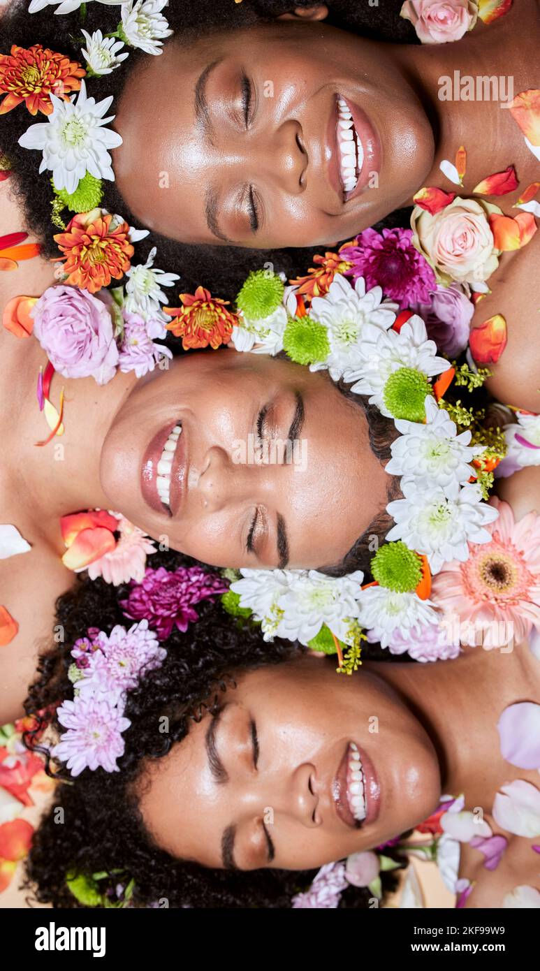 Femmes noires, fleurs et soin de la peau bien-être de la diversité, beauté et santé du visage avec les plantes. Femme noire vue de dessus avec cosmétiques, soins du corps et Banque D'Images