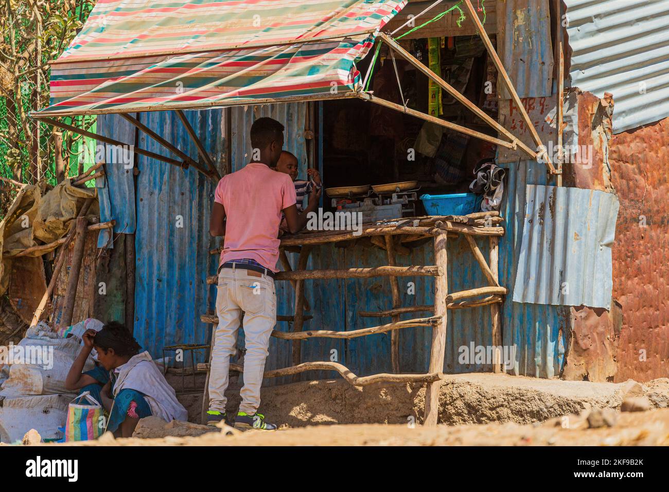 DEBARK, ETHIOPIE - JANVIER 2018: Homme dans un petit magasin de debark. Banque D'Images