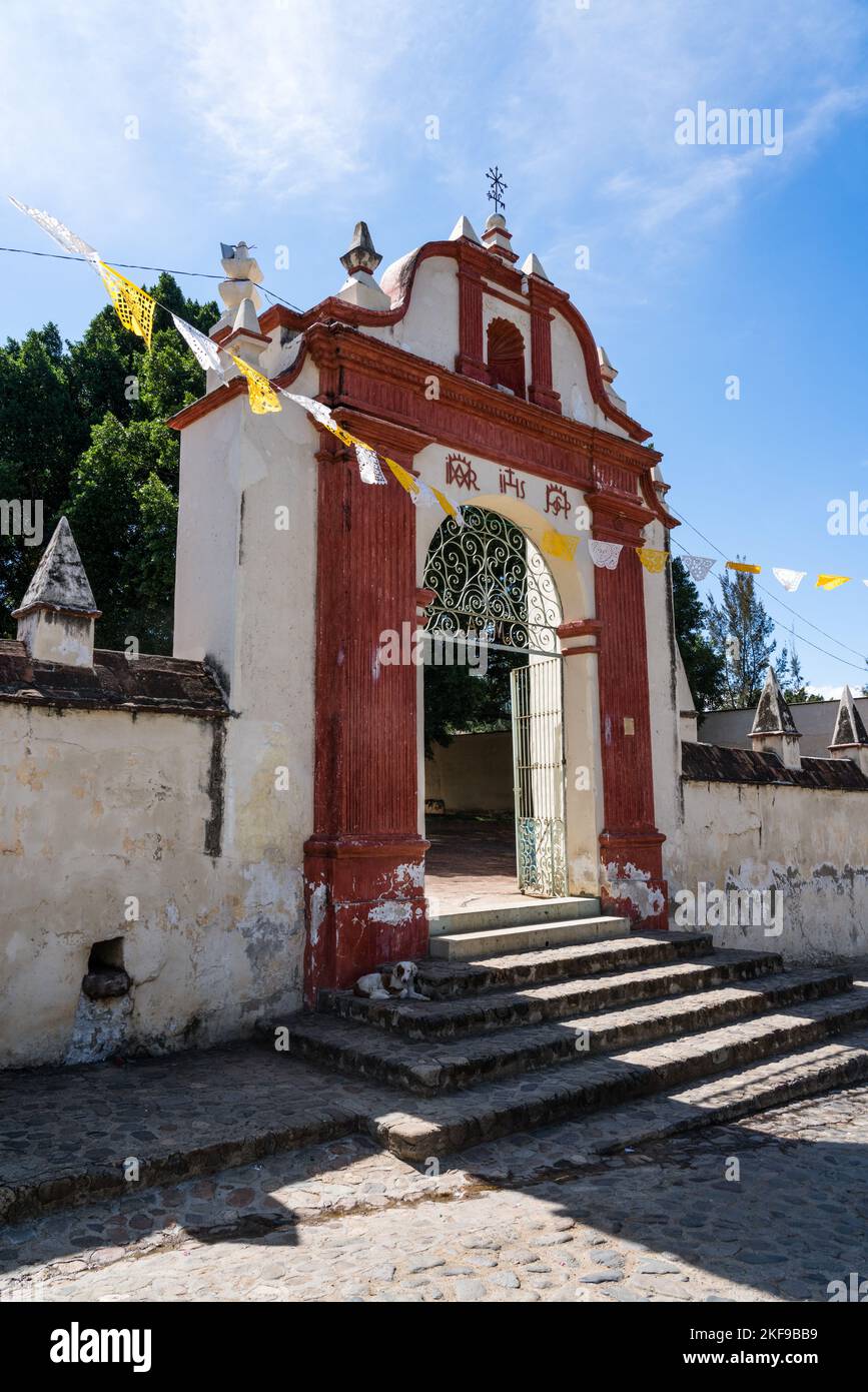 L'entrée de l'église de San Jeronimo Tlacochahuaya à San Jeronimo Tlacochahuaya, Mexique. La construction a commencé à la fin des années 1500 et comple Banque D'Images