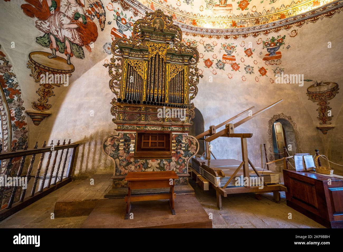 L'ancien orgue à pompe et soufflet de l'église de San Jeronimo Tlacochahuaya à San Jeronimo Tlacochahuaya, au Mexique. L'orgue a été construit entre 1725 Banque D'Images