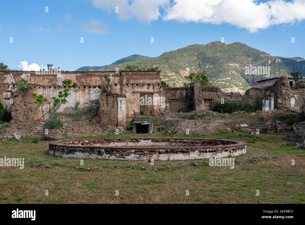 Cour dans les ruines d'une Hacienda coloniale espagnole construite en 1584 à Xaaga, Oaxaca, Mexique. Ancienne Hacienda de Maria Colon de la Cueva, grande grande Banque D'Images