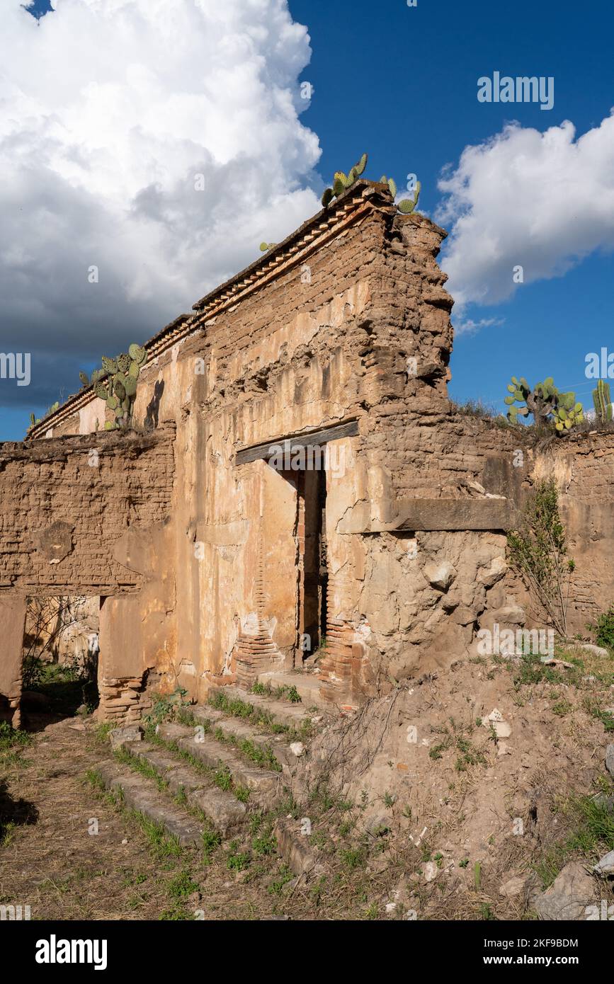 Ruines d'une Hacienda coloniale espagnole construite en 1584 à Xaaga, Oaxaca, Mexique. Ancienne Hacienda de Maria Colon de la Cueva, grande petite-fille du CHRI Banque D'Images