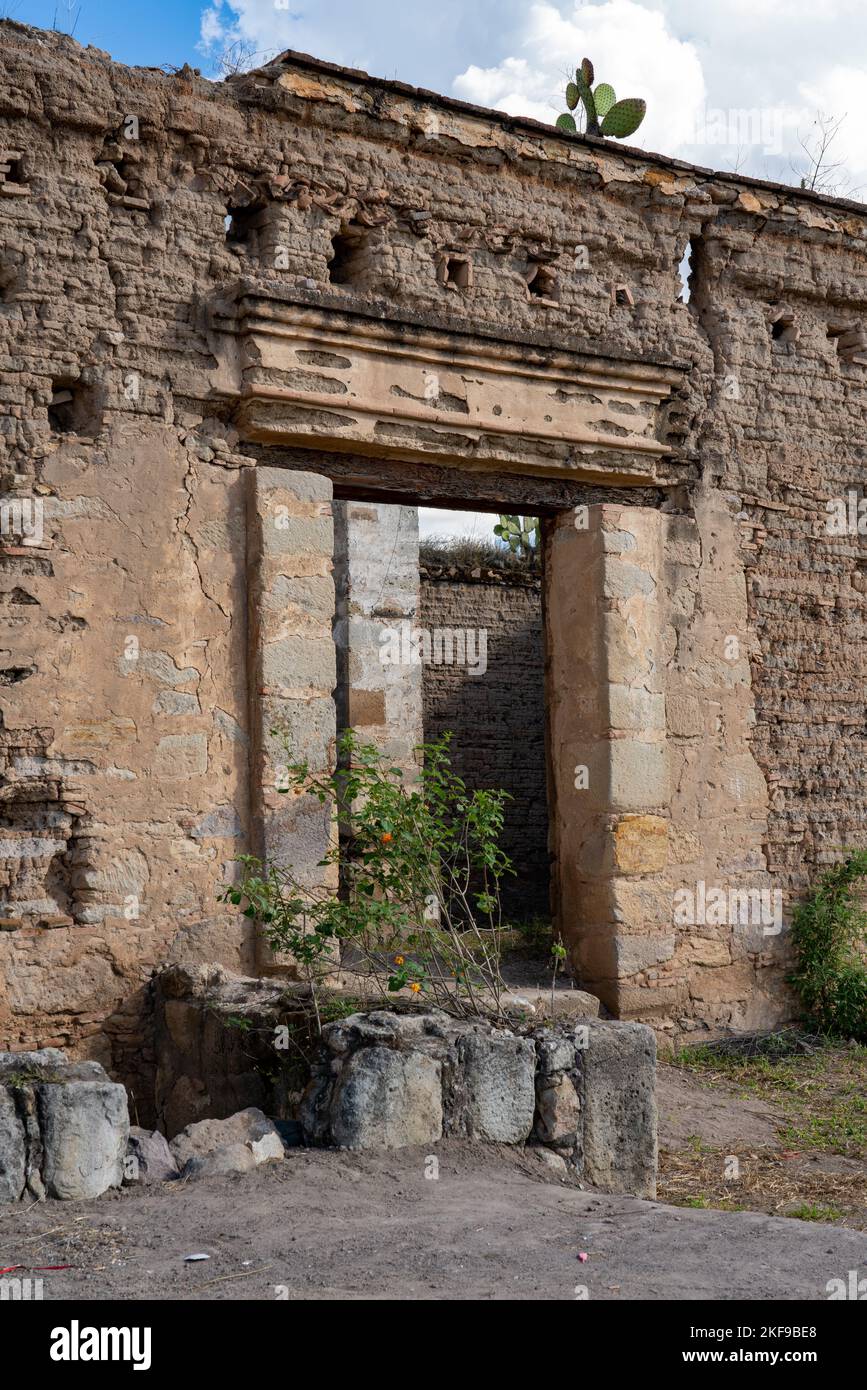 Ruines d'une Hacienda coloniale espagnole construite en 1584 à Xaaga, Oaxaca, Mexique. Ancienne Hacienda de Maria Colon de la Cueva, grande petite-fille du CHRI Banque D'Images