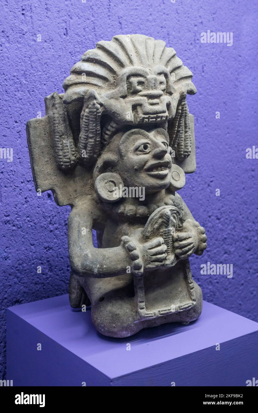Une urne funéraire en céramique représentant le dieu du maïs, de Monte Alban, Oaxaca. Rufino Tamayo Musée d'art préhispanique du Mexique, Oaxaca, Mexique. Banque D'Images