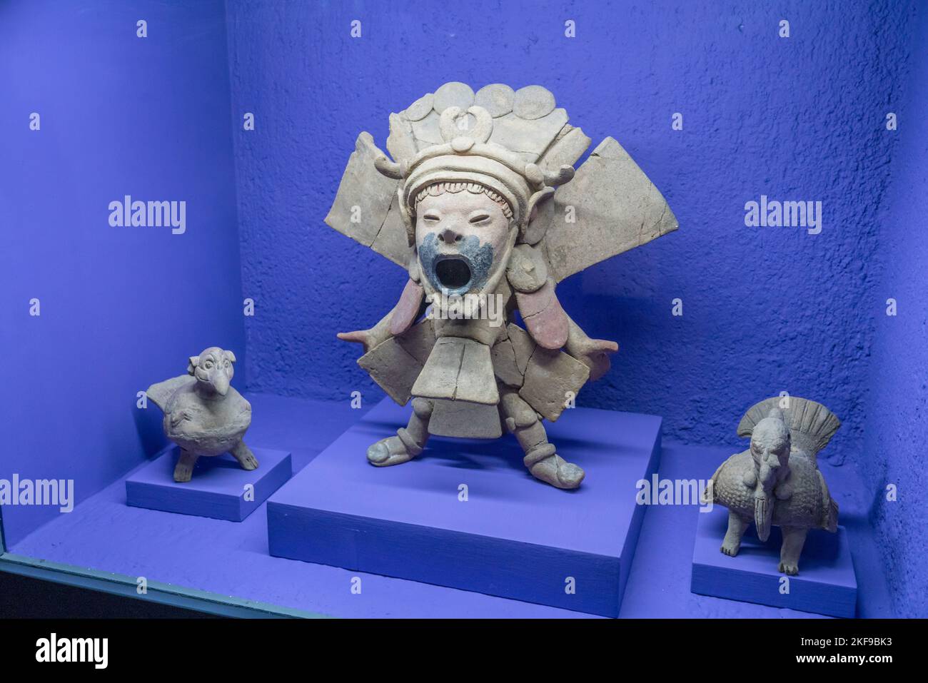 Une figure en céramique d'un prêtre portant un masque de Xipe, le dieu aztèque de la vie et de la mort, flanqué d'un vautour et d'une dinde. Musée Rufino Tamayo de pré- Banque D'Images