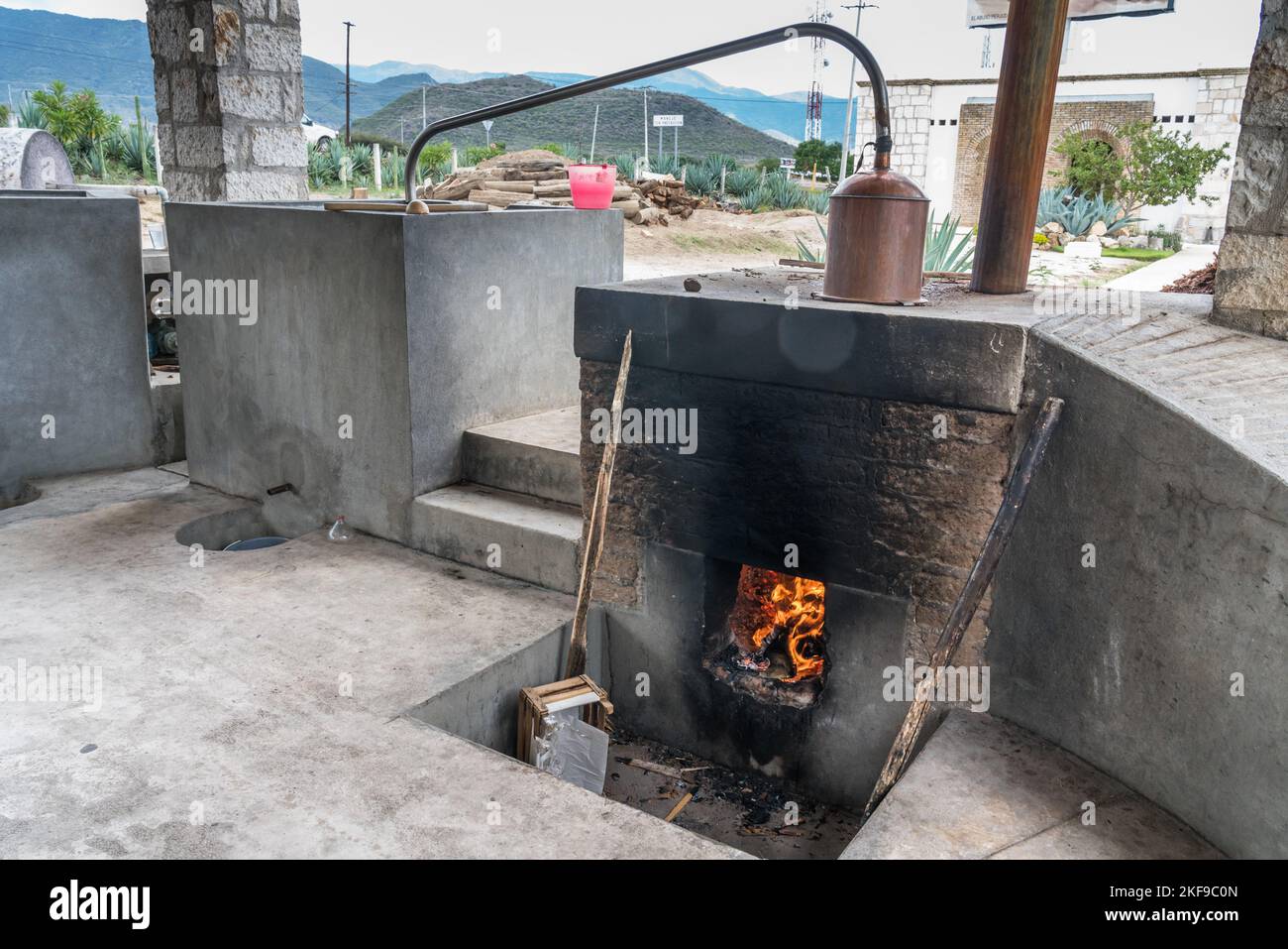 Un mezcal toujours dans une distillerie artisanale de mezcal dans la vallée d'Oaxaca, au Mexique. Ces petites entreprises familiales font mezcal dans l'ancienne wa traditionnelle Banque D'Images