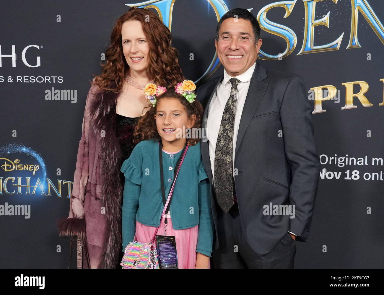 Los Angeles, États-Unis. 16th novembre 2022. (G-D) Ursula Whittaker, August Luce Nuñez et Oscar Nuñez à la première DÉSENCHANTÉE de Disney qui s'est tenue au théâtre El Capitan à Hollywood, CA, mercredi, ?16 novembre 2022. (Photo par Sthanlee B. Mirador/Sipa USA) crédit: SIPA USA/Alay Live News Banque D'Images