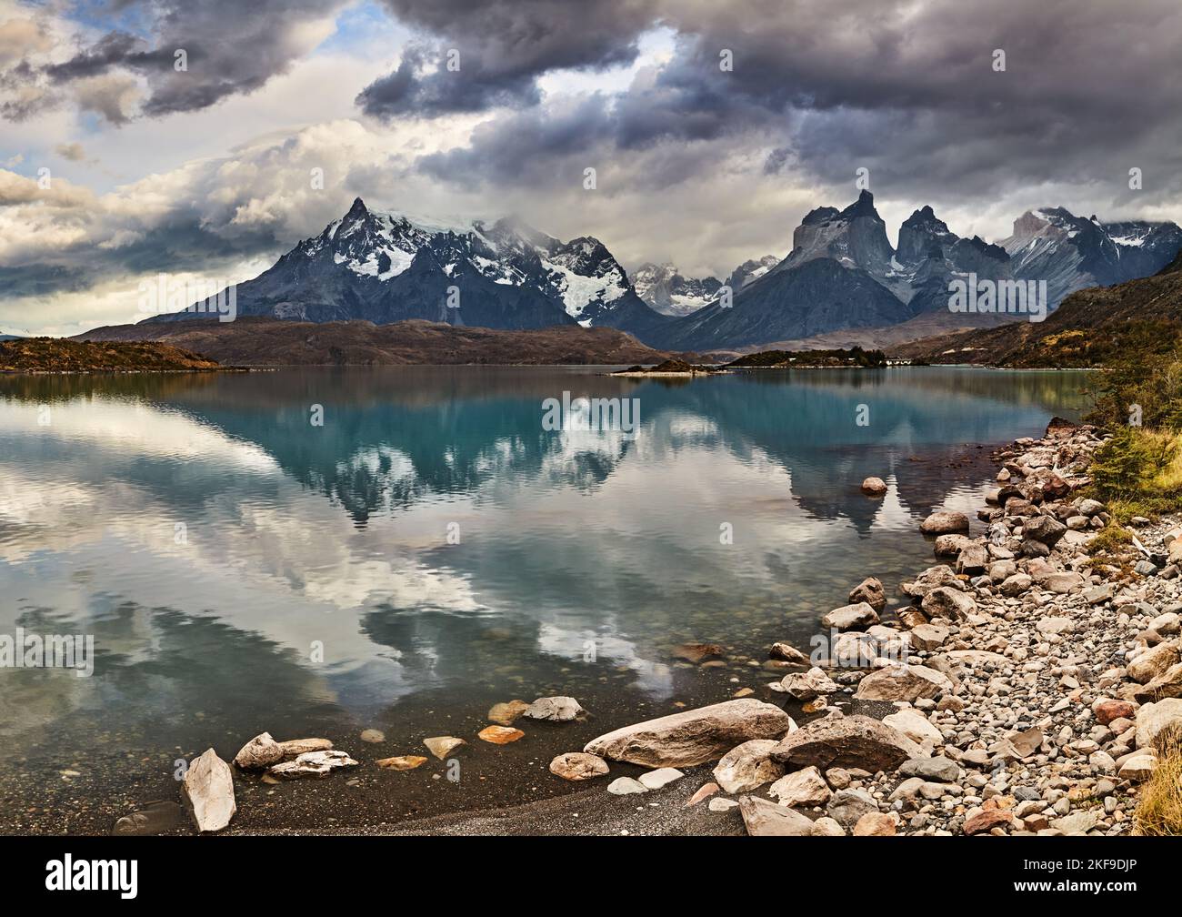 Lac encore avec réflexion dans le parc national Torres del Paine, le lac Pehoe et les montagnes Cuernos, Patagonie, Chili Banque D'Images