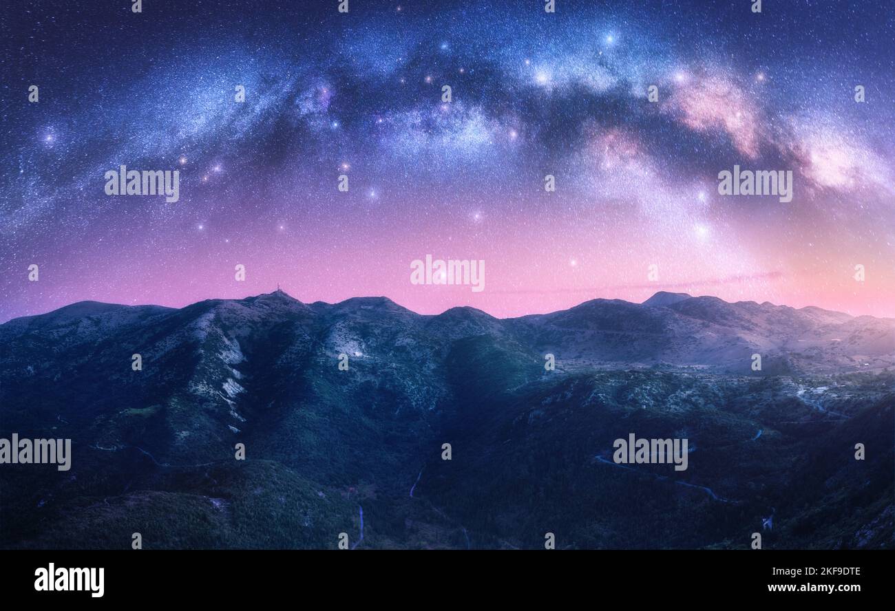 La voie lactée croque les montagnes à la nuit étoilée Banque D'Images