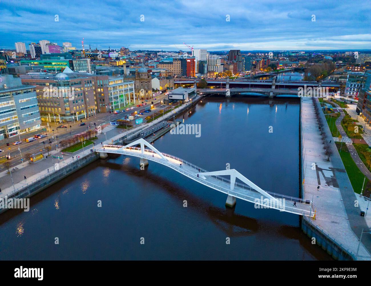 Vue aérienne depuis un drone au crépuscule de l'horizon de Glasgow et Squigly Bridge au-dessus de la rivière Clyde, Écosse, Royaume-Uni Banque D'Images