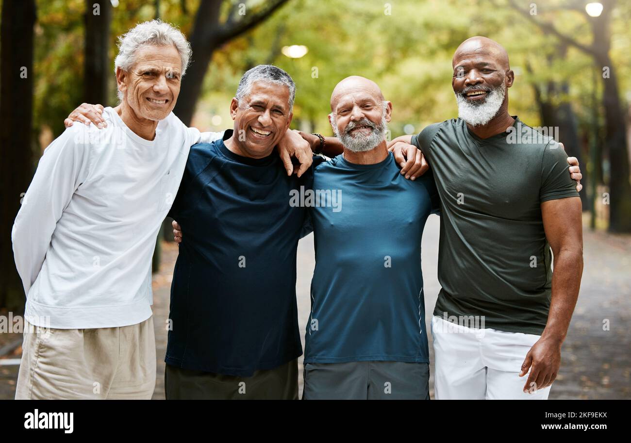 Portrait de forme physique d'amis de la diversité senior sur une course d'exercice en plein air, entraînement cardio ou réunion d'amitié de parc de nature. Solidarité, santé à la retraite Banque D'Images