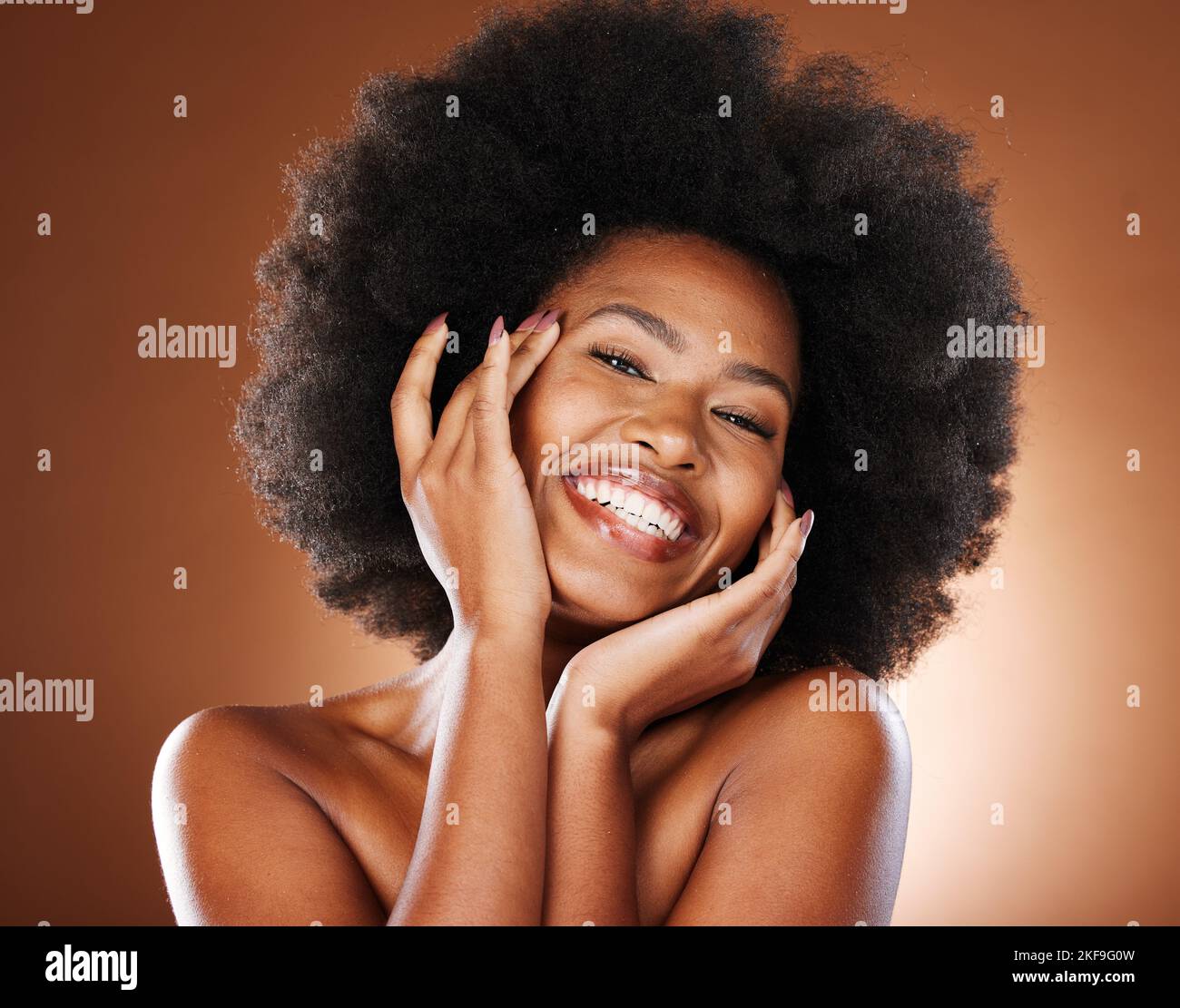 Beauté, soin de la peau et femme noire sourient grâce à un soin santé de la peau, du visage et des soins cosmétiques. Portrait d'une femme modèle avec dermatologie, visage Banque D'Images