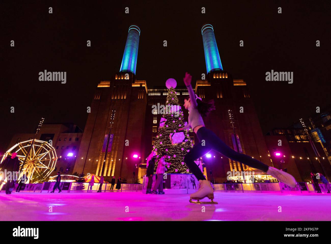 Les gens apprécient l'ouverture de la patinoire de Battersea Power Station bien que les températures soient encore très douces pour le milieu de Novermber. Banque D'Images