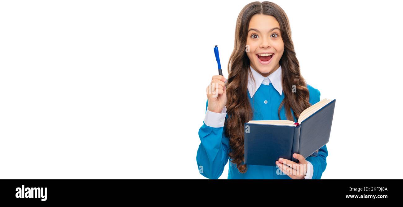 Un livre scolaire inspiré pour les enfants qui garde le stylo relevé isolé sur le blanc, source d'inspiration. Affiche horizontale isolée de la jeune fille étudiante. En-tête de bannière Banque D'Images