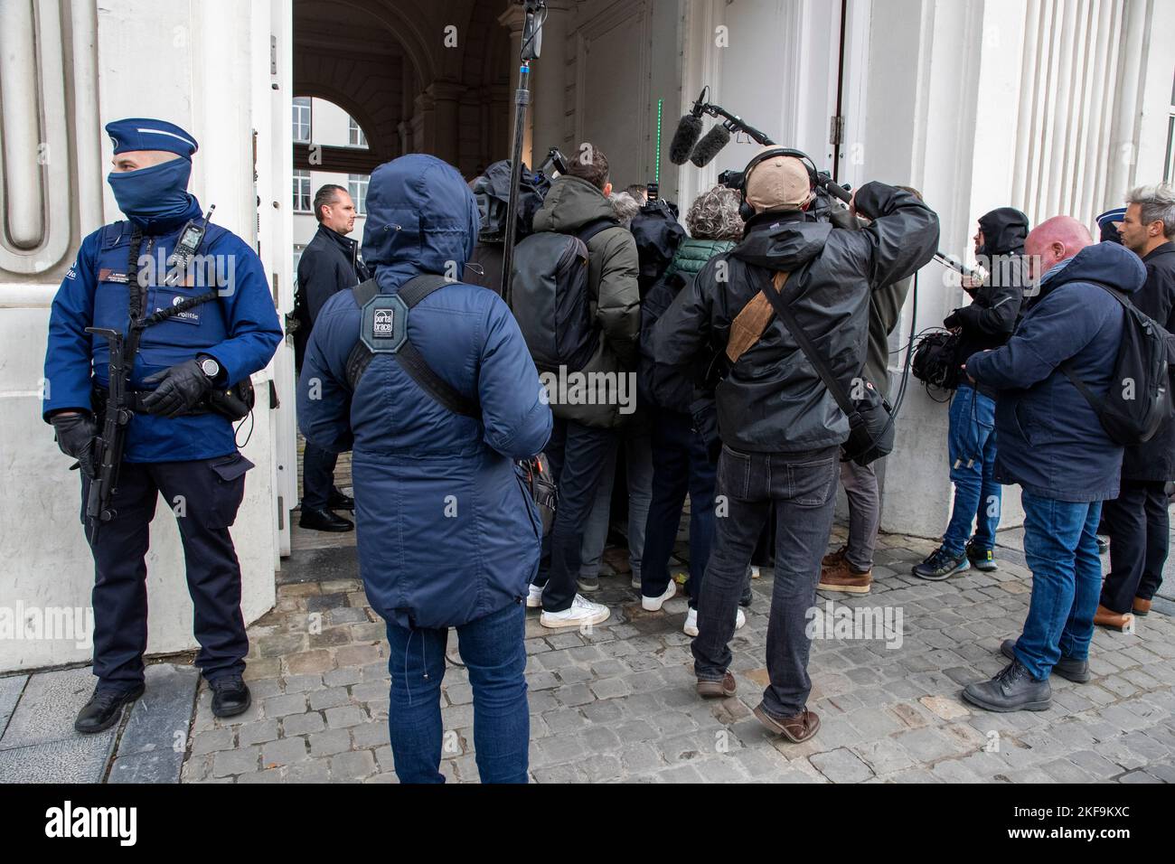 La presse photographiée lors d'une rencontre entre les syndicats de police et le gouvernement fédéral, à Bruxelles, le jeudi 17 novembre 2022. BELGA PHOTO NICOLAS MATERLINCK Banque D'Images
