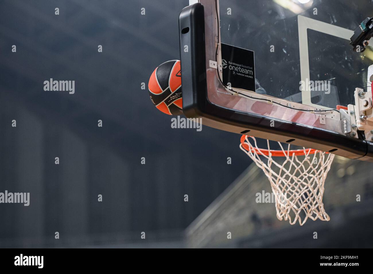 Balle de panier entrant dans le filet dans un terrain de basket-ball Banque D'Images