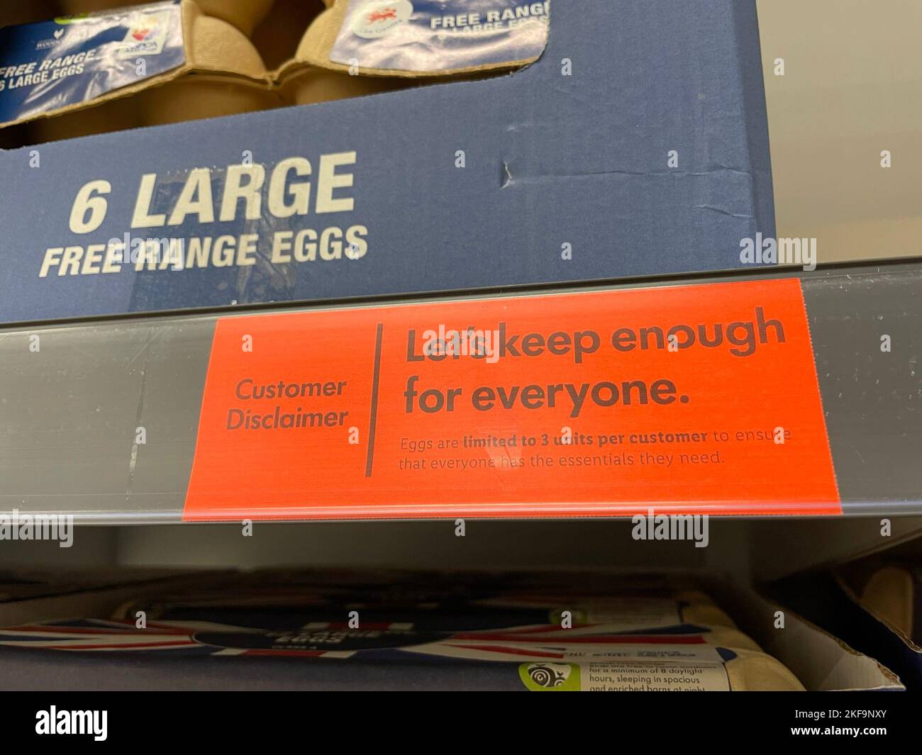 Signalisation pour les œufs sur les étagères dans un magasin Lidl à Slough.  Asda et Lidl limitent le nombre de boîtes d'œufs que les clients peuvent  acheter en raison des perturbations de