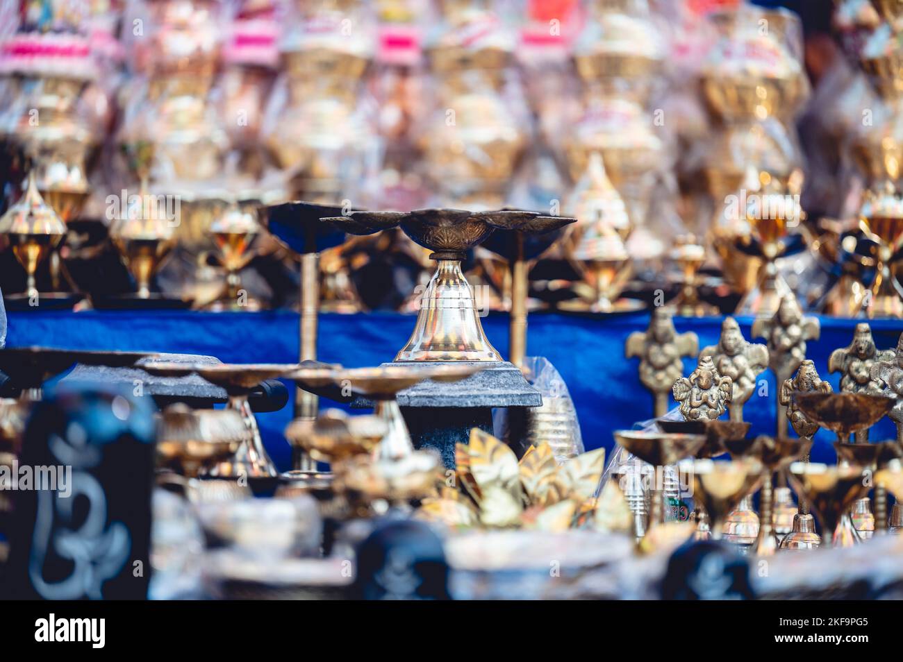 Décorations indiennes traditionnelles dorées et cuivrées à vendre sur un marché local Banque D'Images