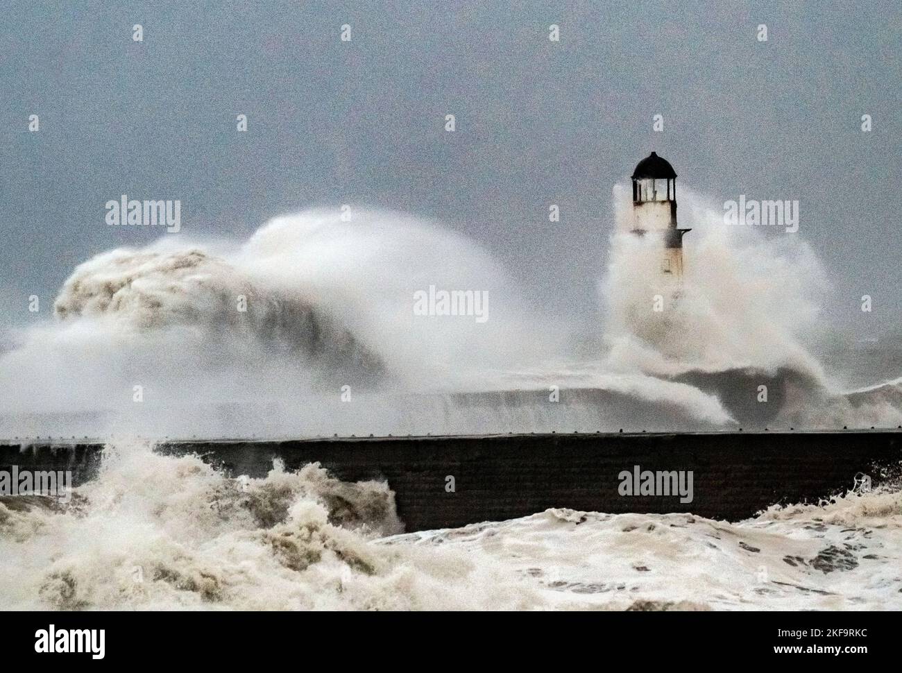 Les vagues s'écrasont contre le phare de Seaham Harbour, dans le comté de Durham. Les automobilistes sont avertis de ne pas circuler sur les routes, car les voitures sont coincées dans les eaux inondées par les descentes et le Royaume-Uni se prépare à subir des « conditions difficiles » au cours des deux prochains jours. Date de la photo: Jeudi 17 novembre 2022. Banque D'Images