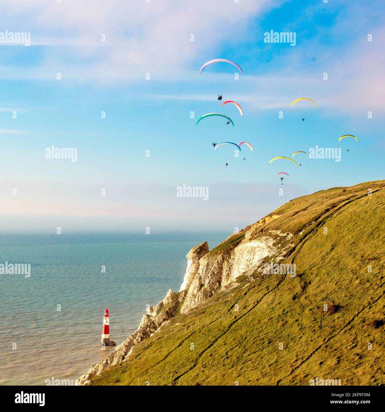 Parapente au-dessus du phare de Beachy Head près d'Eastbourne, dans l'est du Sussex Banque D'Images