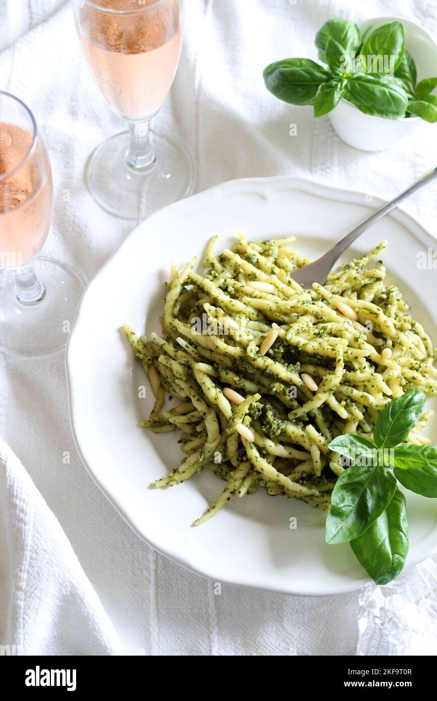 Cuisine italienne. Pâtes traditionnelles à base de trofie au basilic et pesto aux noix de pin. Cuisine ligure. Banque D'Images