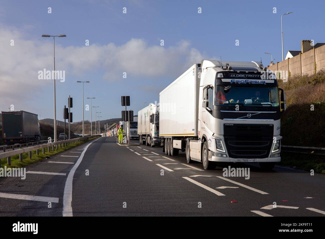 les camions se trouvent dans un embouteillage au port de douvres Banque D'Images