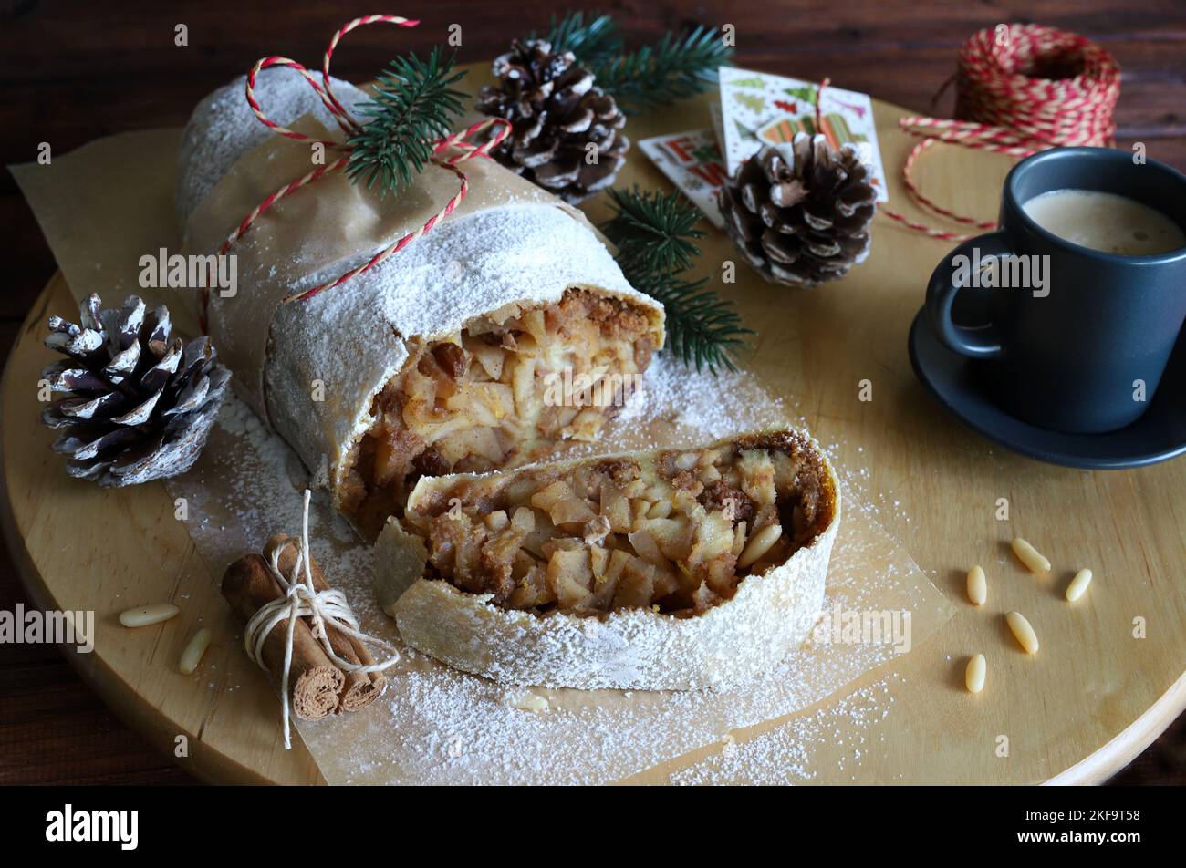 Strudel aux pommes maison avec pâte phyllo, cannelle, sultanines, pignons de pin sur fond rustique. Strudel aux pommes de Noël. Directement au-dessus. Banque D'Images