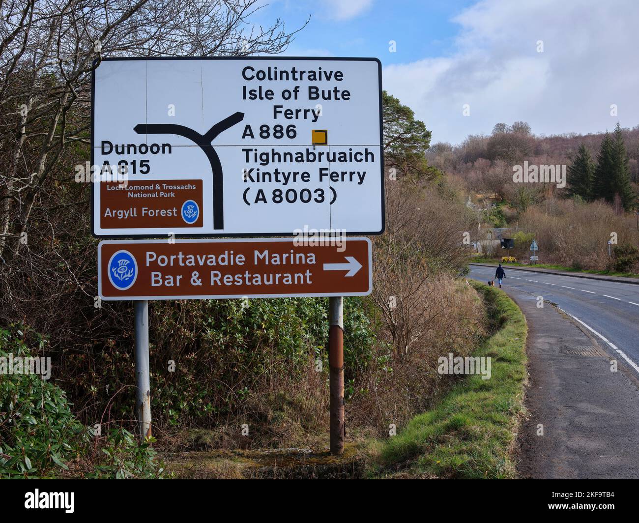 Panneau routier sur la A815 avec les directions pour Dunoon, Colintraive, Tighnabruaich, Bute ferry. Strachur, Argyll et Bute Banque D'Images