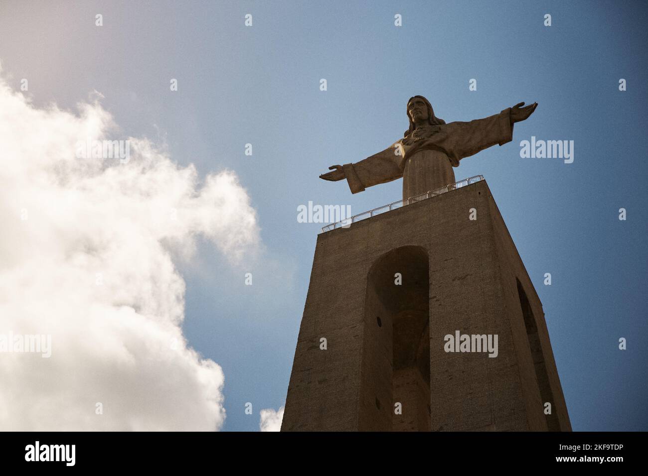 Une photo en bas angle du Sanctuaire du Christ Roi sous le ciel bleu du Portugal Banque D'Images Une photo en bas angle du Sanctuaire du Christ Roi sous le ciel bleu du Portugal Banque D'Images