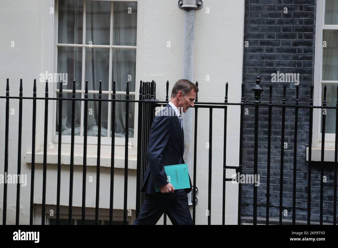 Downing Street, Londres, Royaume-Uni. 17th novembre 2022. Jeremy Hunt, Chancelier de l'Echiquier, à l'extérieur du 11 Downing Street en quittant pour le discours qu'il présentera au Parlement sa Déclaration budgétaire d'automne sur la politique financière. Credit: Uwe Deffner/Alay Live News Banque D'Images