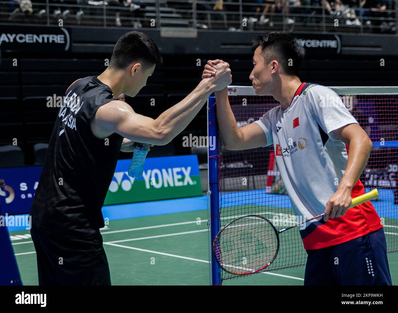 Sydney, Australie. 17th novembre 2022. Lu Guangzu (R), de Chine, salue Lee Zii Jia, de Malaisie, après le match de 2nd points de la BWF Australian Open 2022 à Sydney, en Australie, le 17 novembre 2022. Credit: Hu Jingchen/Xinhua/Alay Live News Banque D'Images