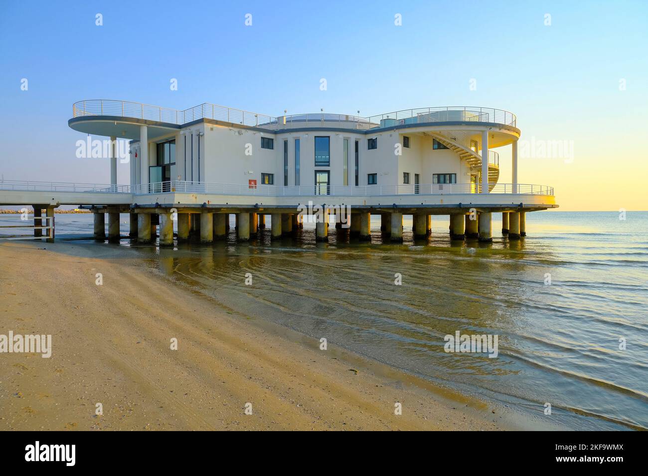 Rotonda al mare au lever du soleil à travers le ciel, la mer, et le littoral à travers l'horizon à Senigallia, Italie. Carte postale. Architecture moderne Banque D'Images