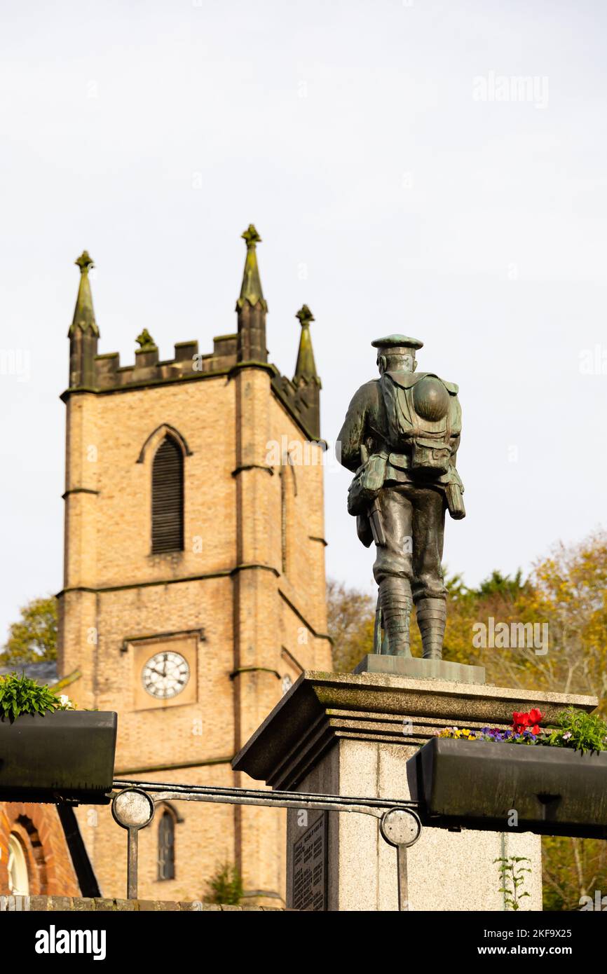 Monument commémoratif de guerre d'Ironbridge avec l'église épiscopale de St Luke derrière. Ironbridge, Telford, Shropshire, Angleterre Banque D'Images