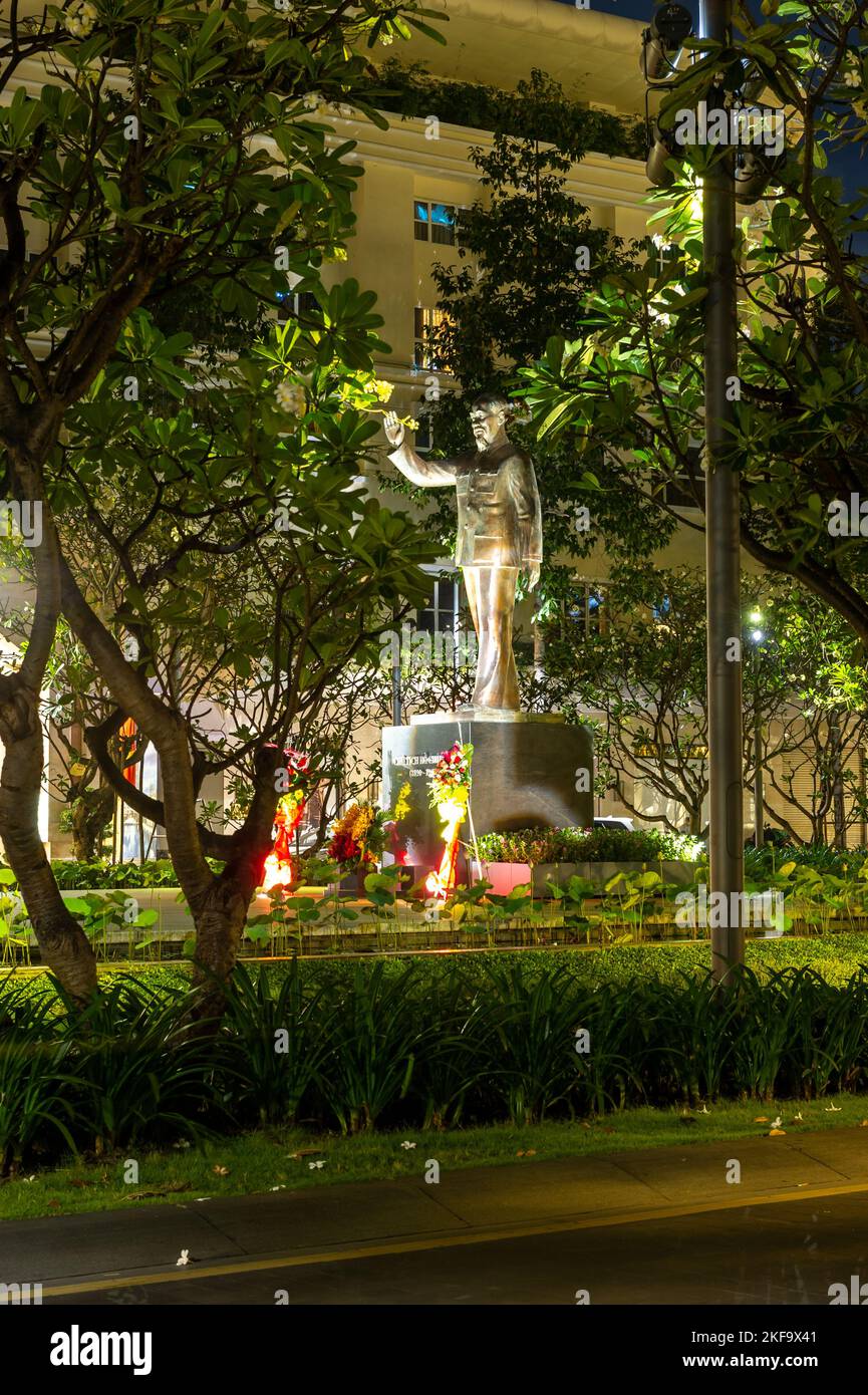 La statue de Ho Chi Minh sur la rue piétonne Nguyen Hue la nuit, Ho Chi Minh ville Banque D'Images