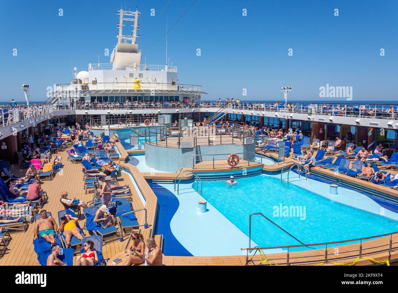 Terrasse de la piscine du bateau de croisière Marella Explorer, Mer Adriatique, Mer méditerranée, Europe Banque D'Images