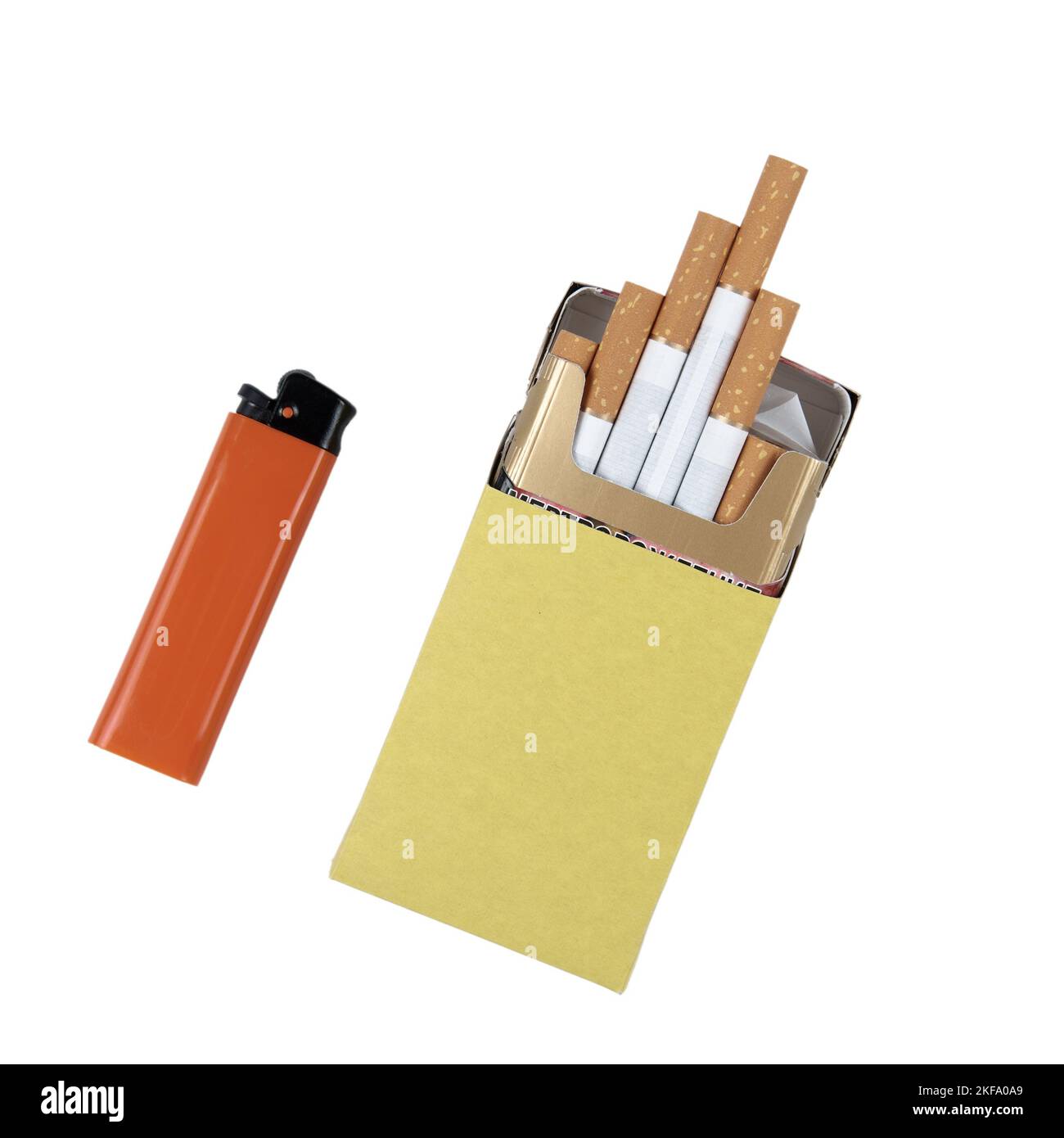 Paquet de cigarettes jaune et briquet à gaz en plastique orange isolé sur fond blanc avec passe-fil Banque D'Images