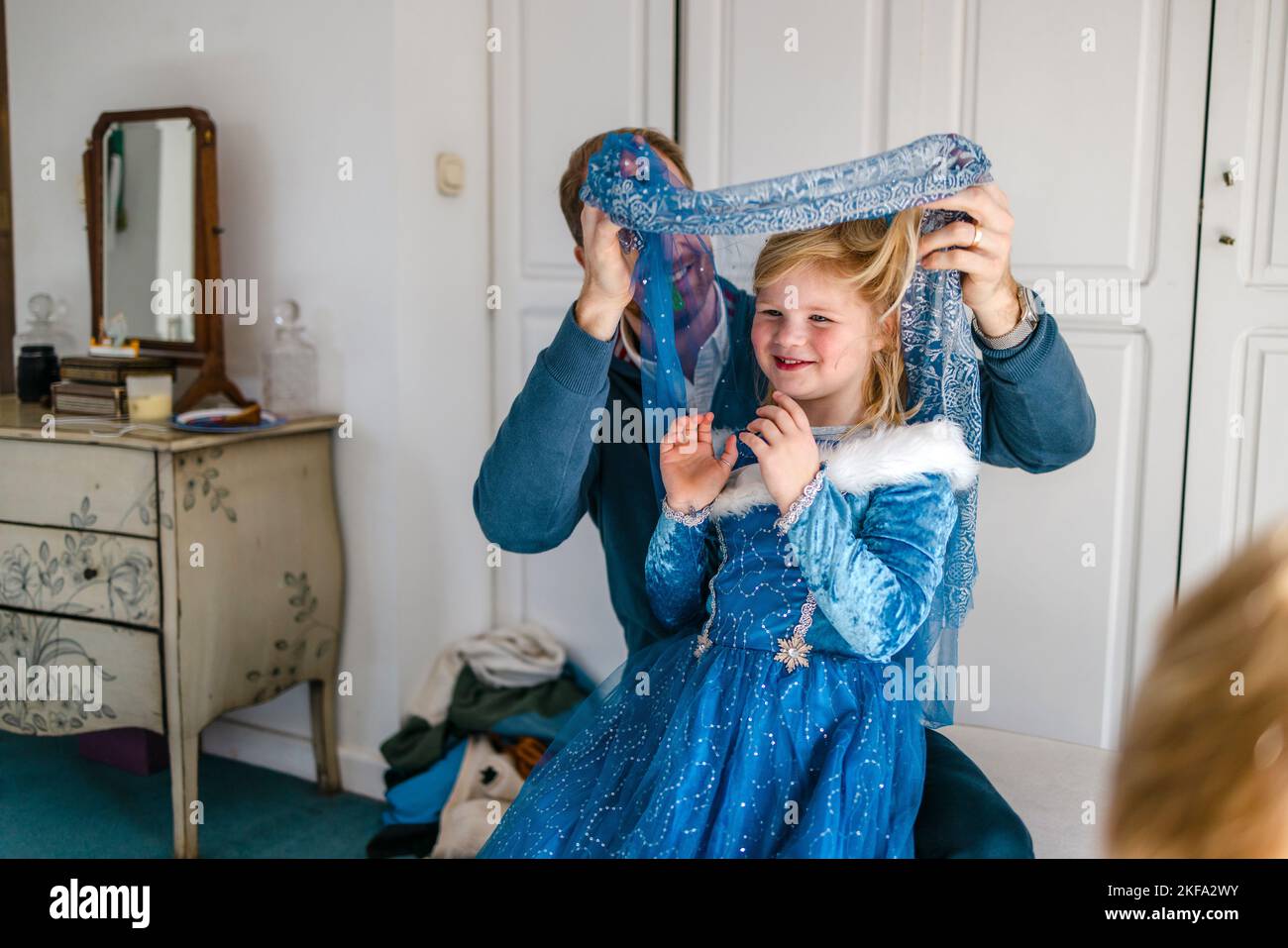 Père jouant avec sa fille à la maison Banque D'Images