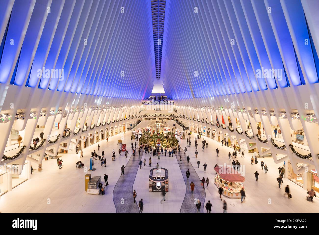 L'intérieur de l'Oculus au Westfield World Trade Centre avec des décorations de Noël en hiver, quartier financier, New York Banque D'Images