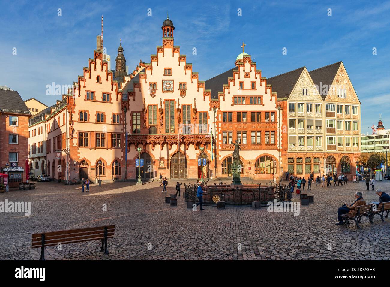 Francfort-sur-le-main, Allemagne - 17 octobre 2022 : rues de Francfort-sur-le-main, belle ville d'Allemagne où se rencontrent l'architecture moderne et historique. Banque D'Images