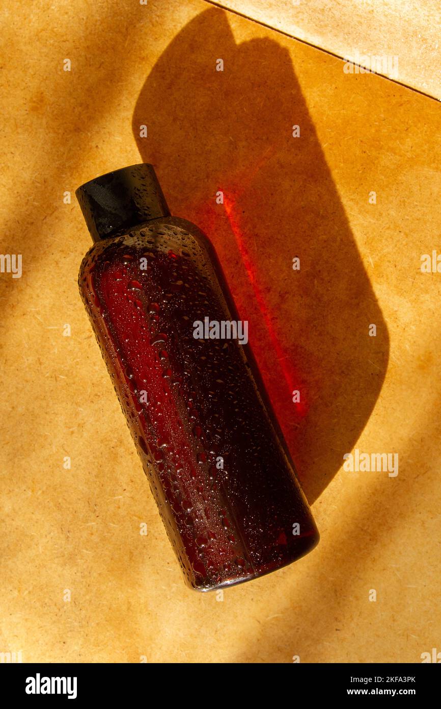 Pot à cosmétiques naturel. Couleur marron. Cosmétiques Sunlight. Cosmétiques naturels, gouttes d'eau. Pharmacie, laboratoire, cosmétiques naturels. Banque D'Images