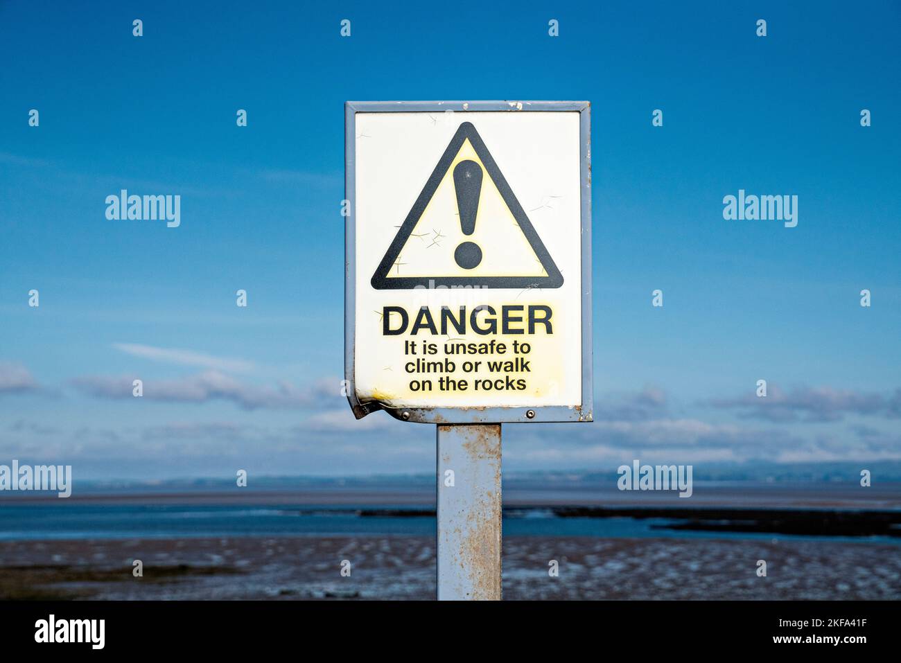 Symbole de danger affiché sur la côte Banque D'Images