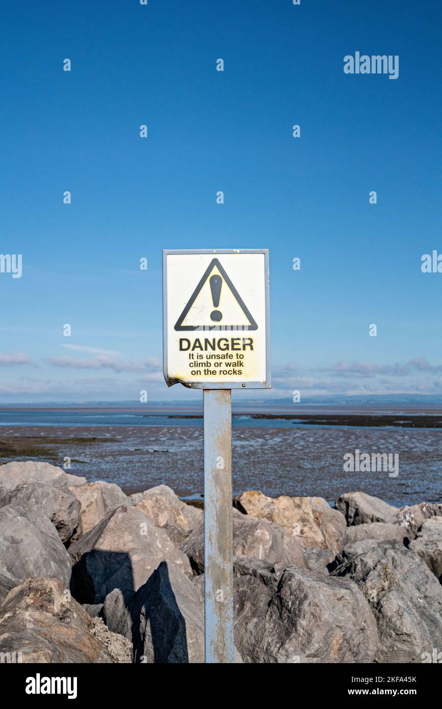 Symbole de danger affiché sur la côte Banque D'Images