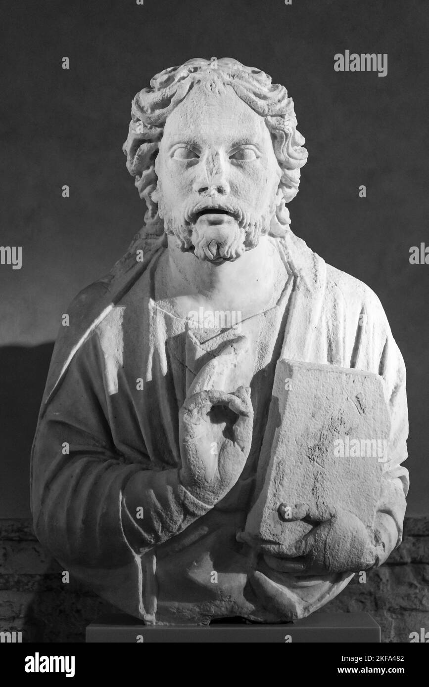 Photo en noir et blanc montrant le buste en pierre de Jésus faisant un geste de bénédiction et portant une bible Banque D'Images