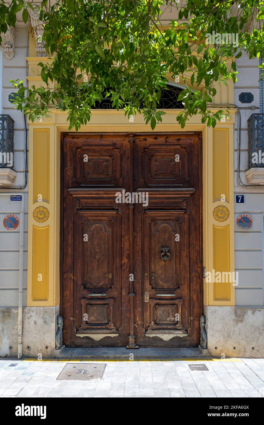 Porte traditionnelle en bois d'un bâtiment dans la ville de Valence, Espagne. Banque D'Images