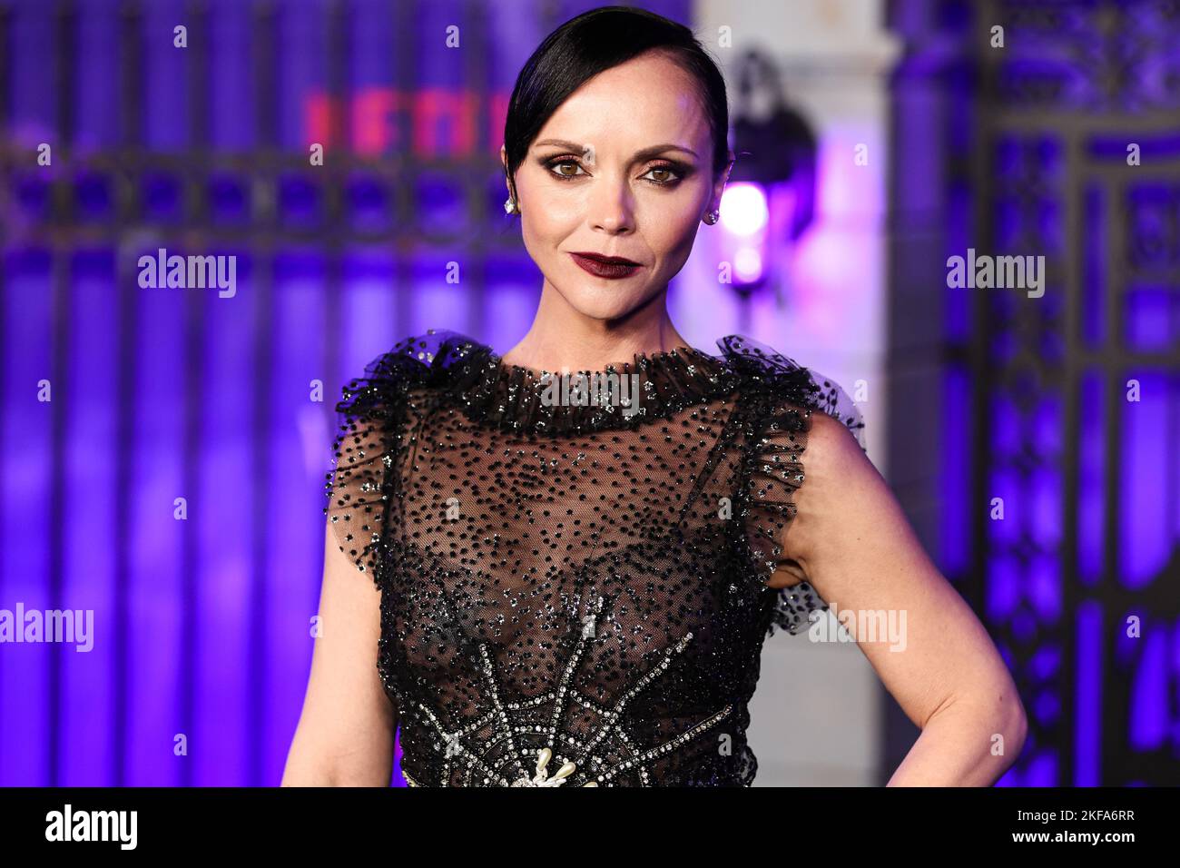 HOLLYWOOD, LOS ANGELES, CALIFORNIE, États-Unis - NOVEMBRE 16 : l'actrice américaine Christina Ricci portant Rodarte arrive à la première mondiale de la saison 'mercredi' 1 de Netflix qui s'est tenue au Hollywood American Legion Post 43 au Hollywood Legion Theatre on 16 novembre 2022 à Hollywood, Los Angeles, Californie, États-Unis. (Photo de Xavier Collin/image Press Agency) Banque D'Images