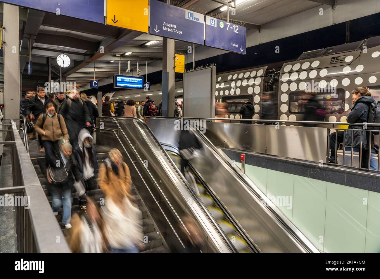 Gare, RRX Regional express train on Platform, passagers, Essen, NRW, Allemagne, Banque D'Images