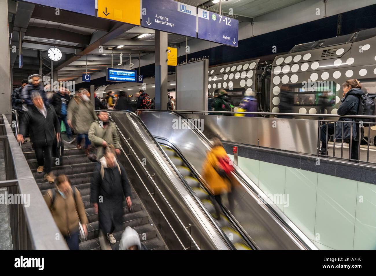 Gare, RRX Regional express train on Platform, passagers, Essen, NRW, Allemagne, Banque D'Images