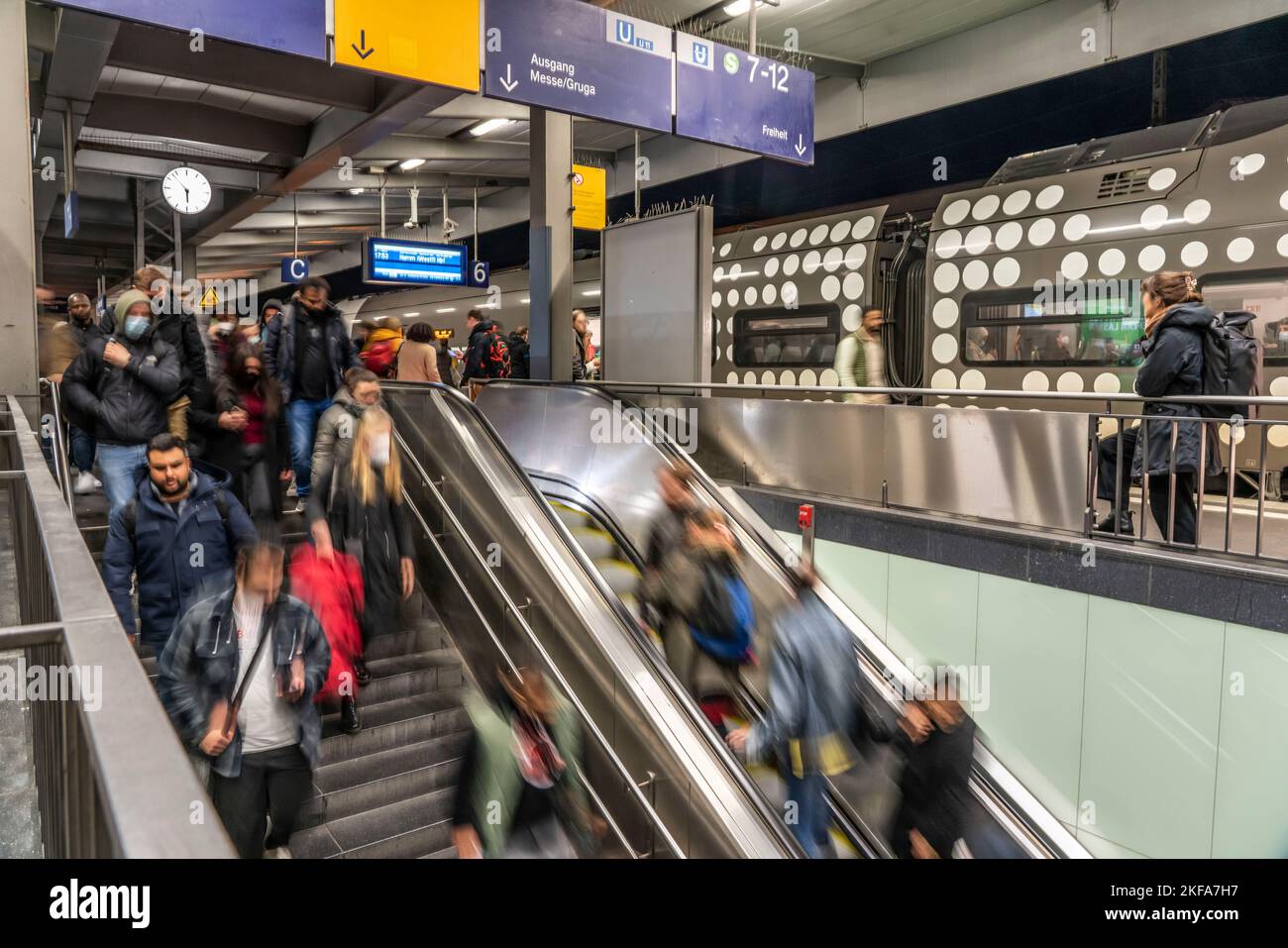 Gare, RRX Regional express train on Platform, passagers, Essen, NRW, Allemagne, Banque D'Images