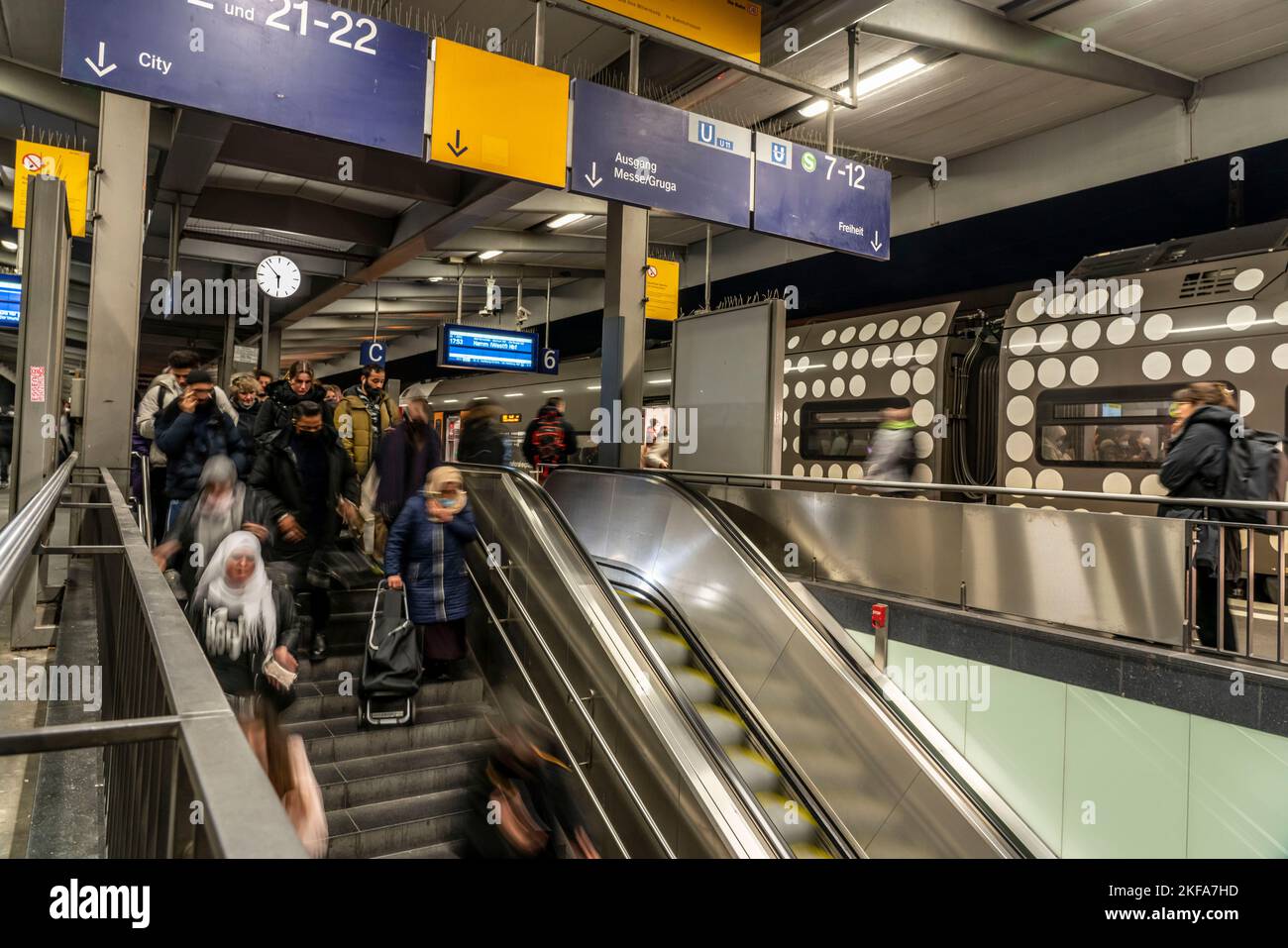 Gare, RRX Regional express train on Platform, passagers, Essen, NRW, Allemagne, Banque D'Images